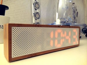 시계, LEXON LA 83 – TITANIUM CLOCK RADIO
